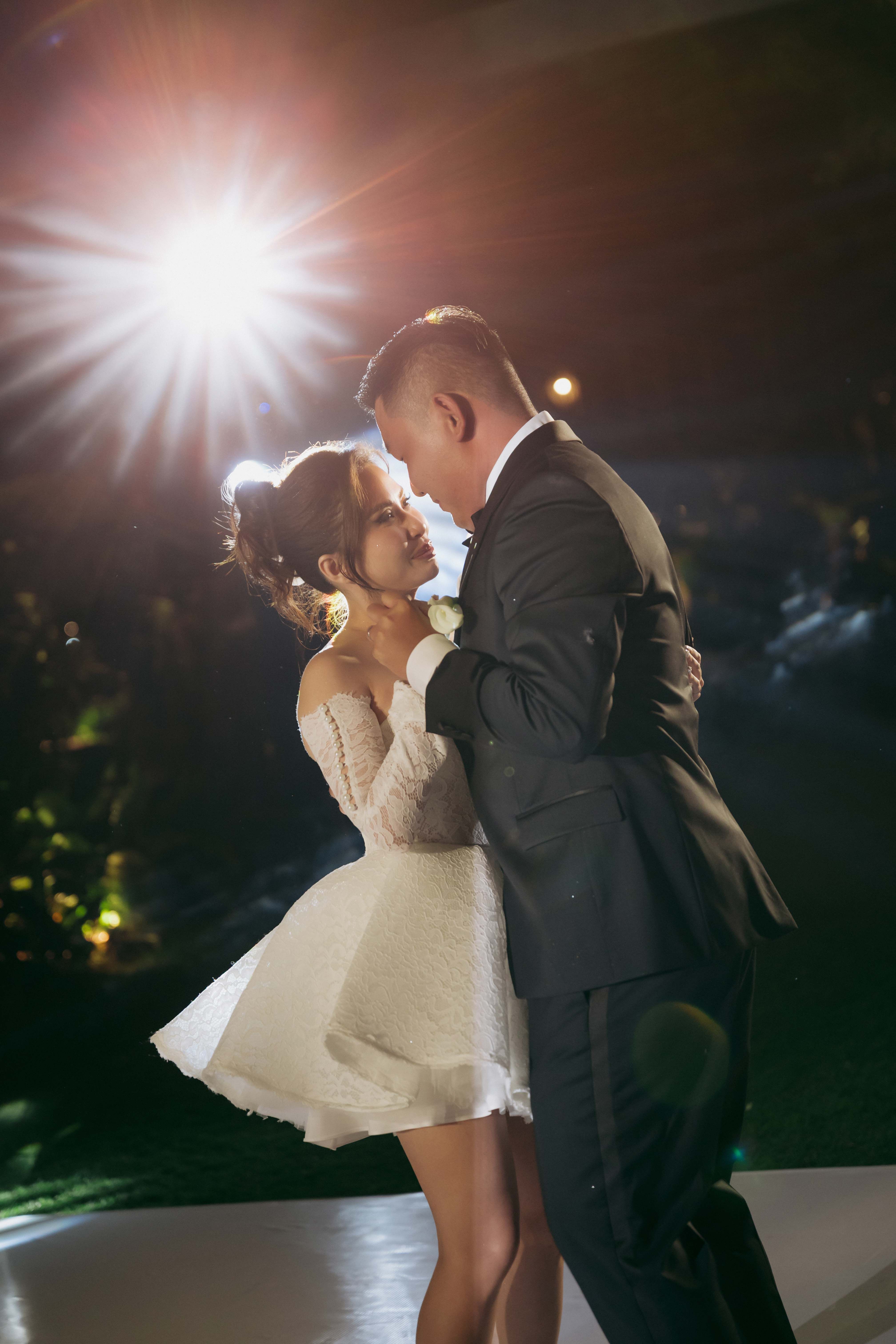 Hương và Đức nhảy điệu đầu tiên dưới ánh đèn ấm trong tiệc tối