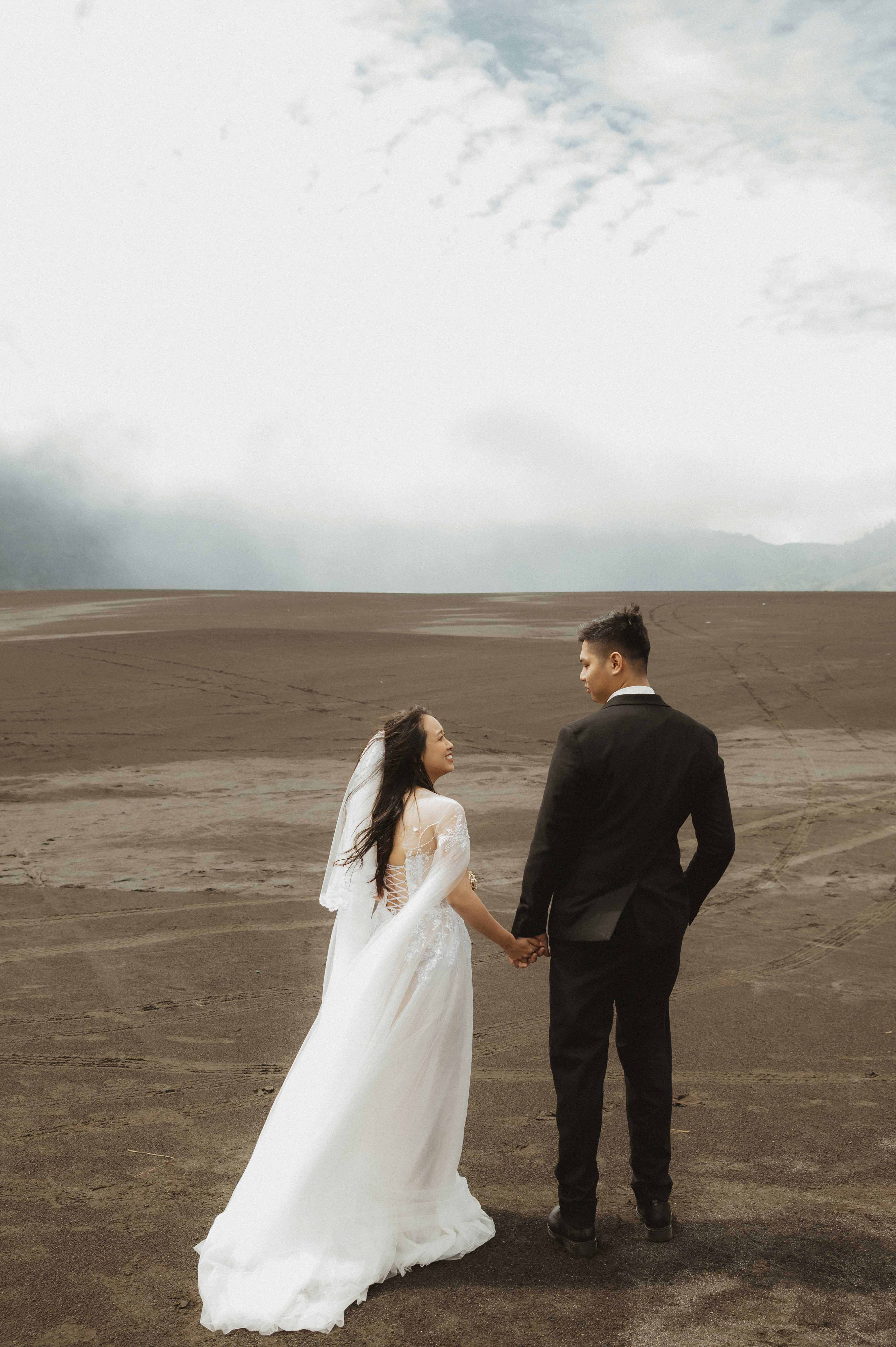 Pre-wedding of Thu & Loc at Kawah Ijen, Indonesia, photographed by Will Productions